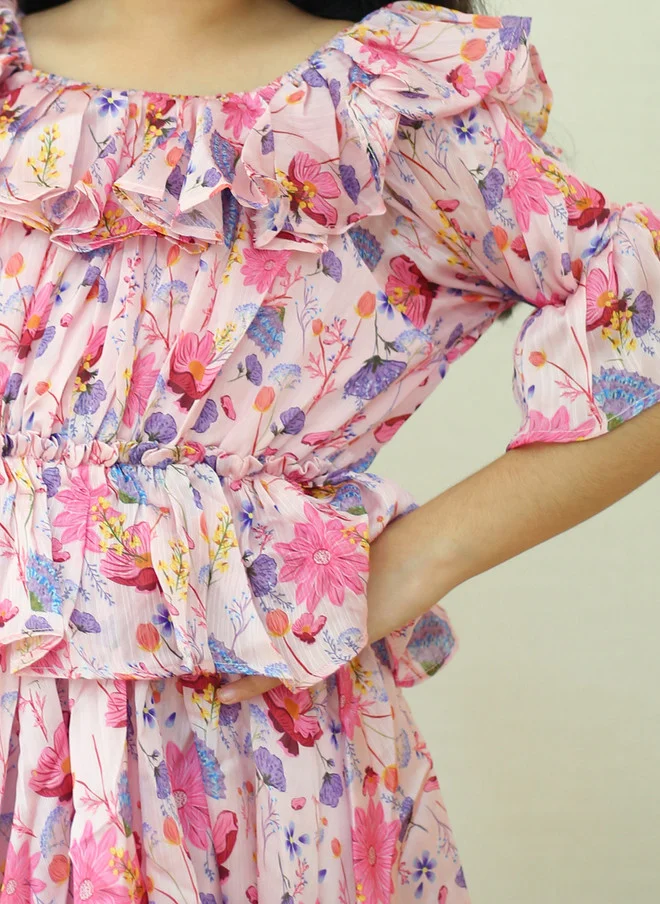 Luxe & Hardy فستان بناتي بقصة ضيقة من الأعلى وواسعة من الأسفل، مزين بطبعة زهور وتفاصيل كشكشة، مكشوف الأكتاف.